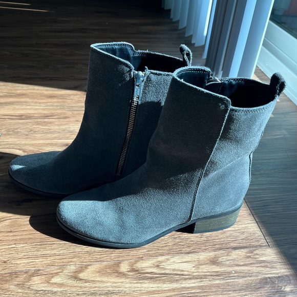 GAP-SUEDE ANKLE BOOTIE - Picture 2 of 6
